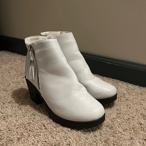 Really cute Krush since 1970 heel boots! Womens 6